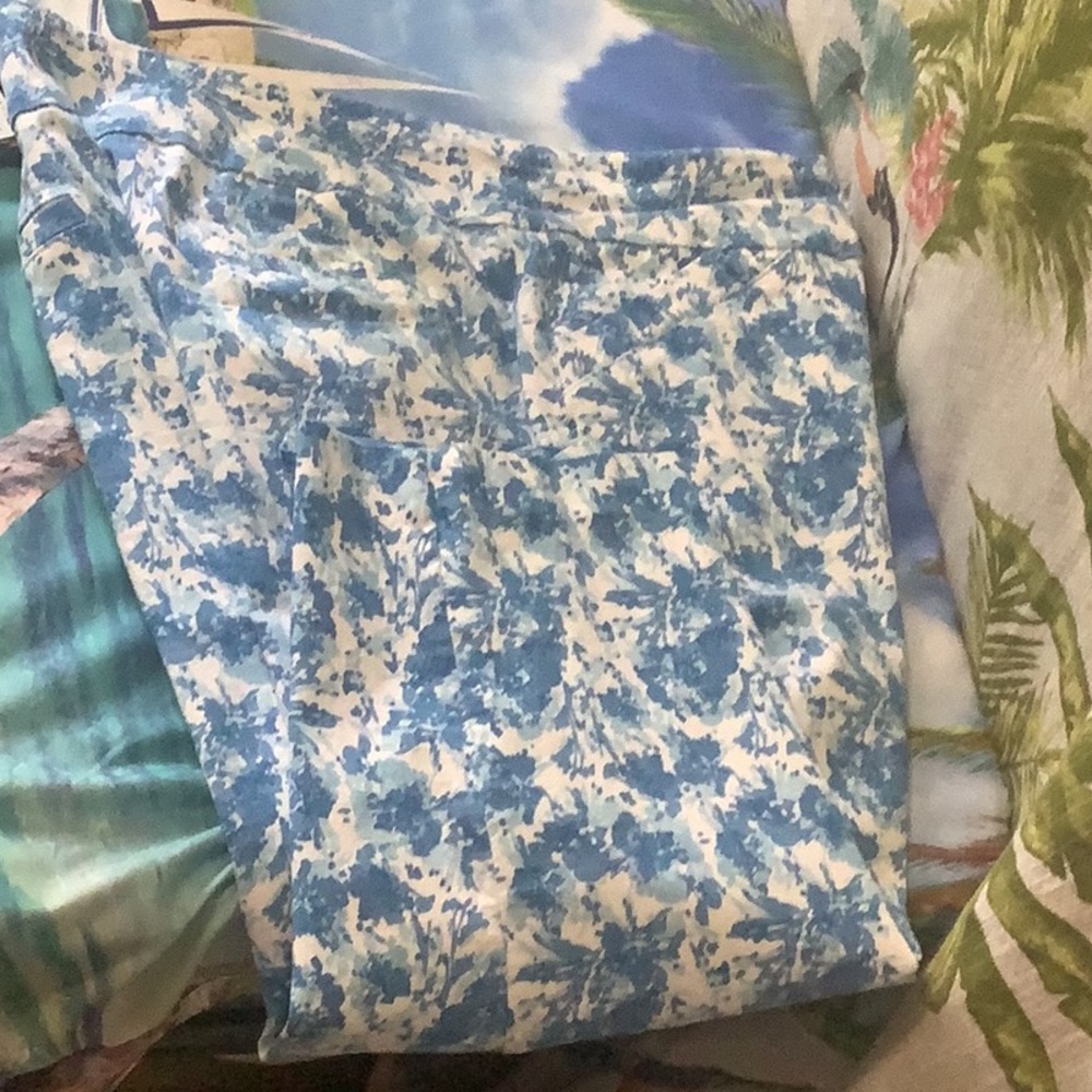 Coral Bay light blue flowered Capri with tummy tucking material. Very nice fit - Picture 6 of 7